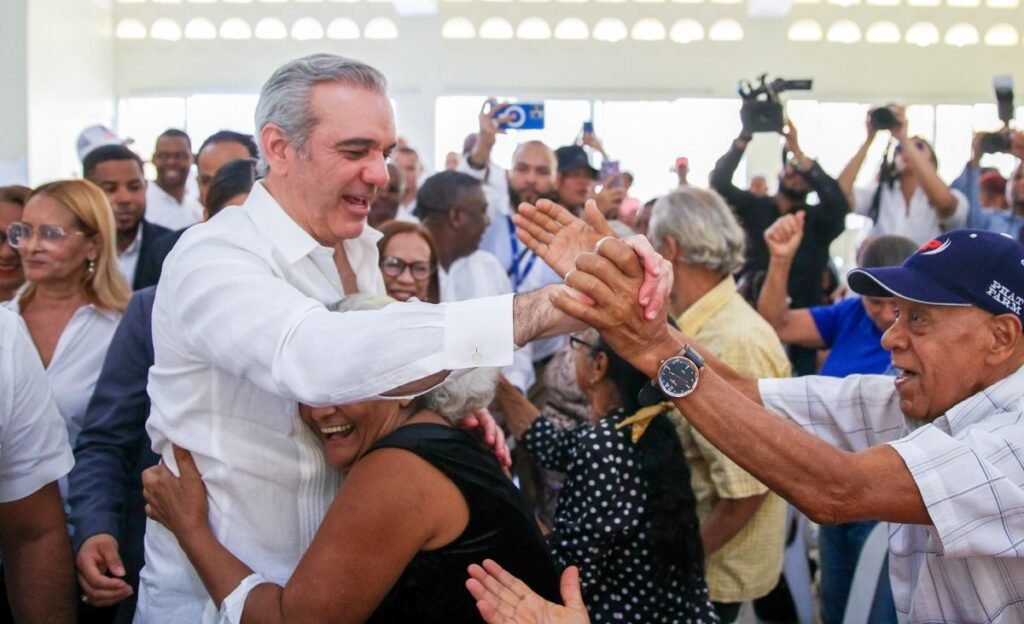 Abinader combina graduaciones, obras y entregas en una jornada que cierra con «El Presidente en el Barrio»