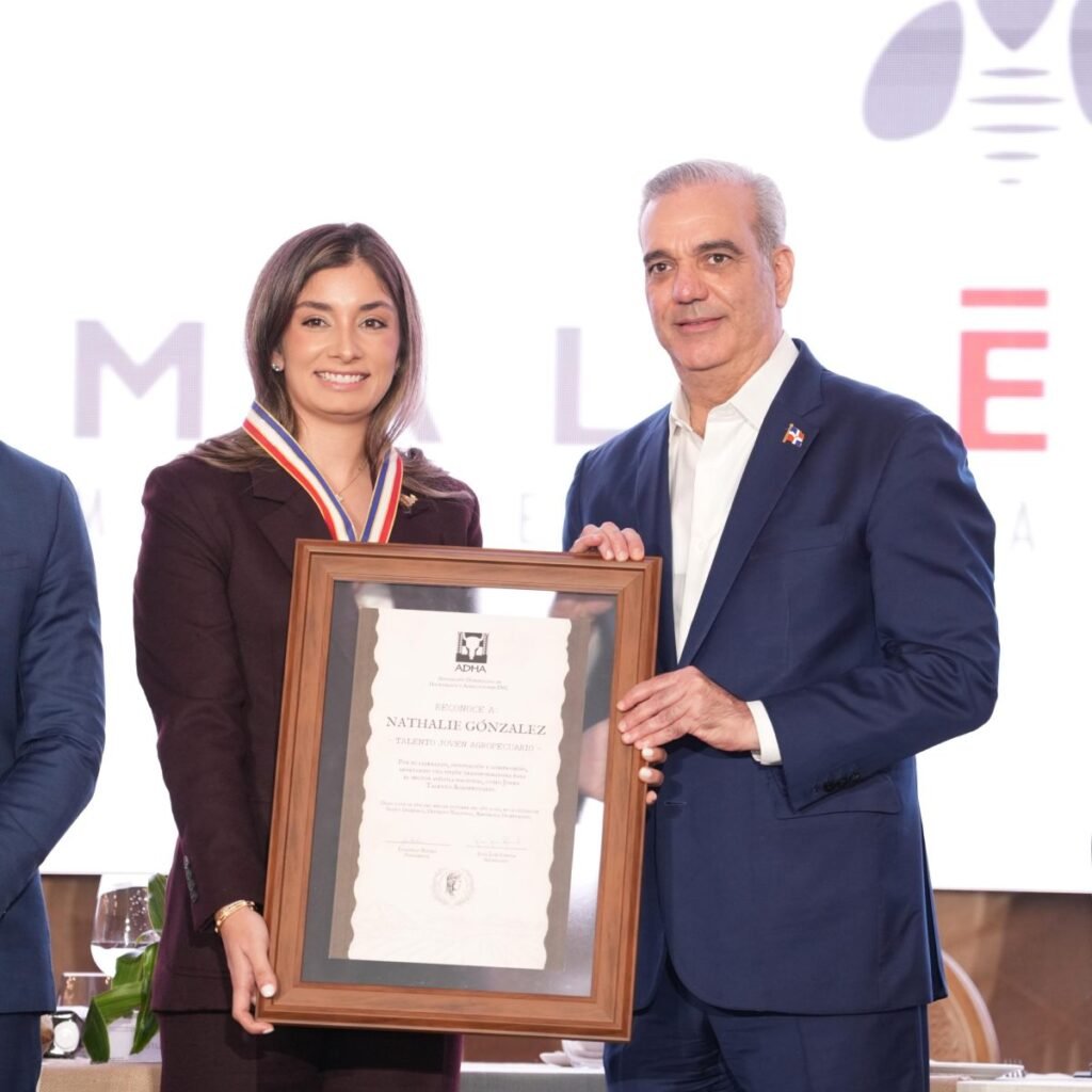 ADHA distingue a Nathalie González-Contreras y coloca al agro ante la exigencia de resultados