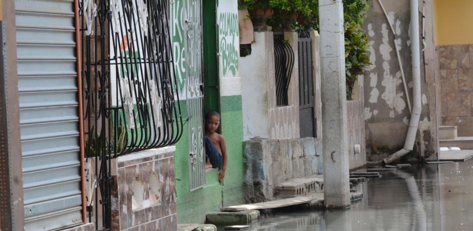 Santiago: lluvias dejan 150 viviendas afectadas y una mujer cae en alcantarilla destapada