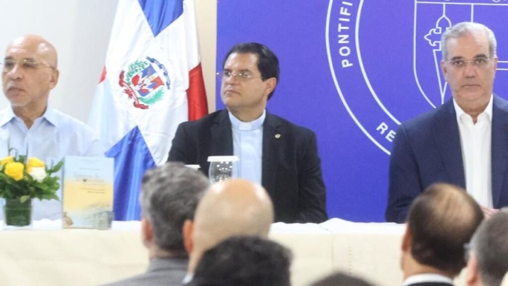 Pedro Silverio presenta su libro con Abinader presente y cuestiona el seguimiento a las políticas públicas